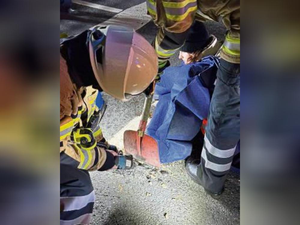 Die 21-Jährige konnte die Feuerwehr nur durch das Herausstemmen der Fahrbahndecke befreien. Foto: Feuerwehr