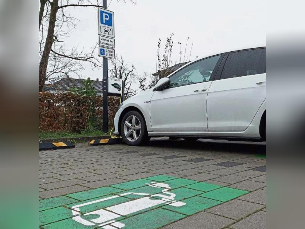 45 öffentliche Ladesäulen betreiben die Stadtwerke (hier am Parkplatz am Stadttheater). Foto: Heienbrok