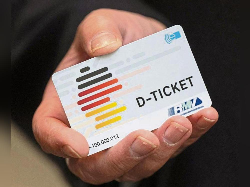 Anröchter Sekundarschüler, die nicht ohnehin eine Schulfahrkarte besitzen, können sich ab sofort für 29 Euro das Deutschland-Ticket besorgen. Die Differenz zum Ursprungspreis von 49 Euro in Höhe von 20 Euro zahlt die Gemeinde. Foto: dpa/Boris Roessler