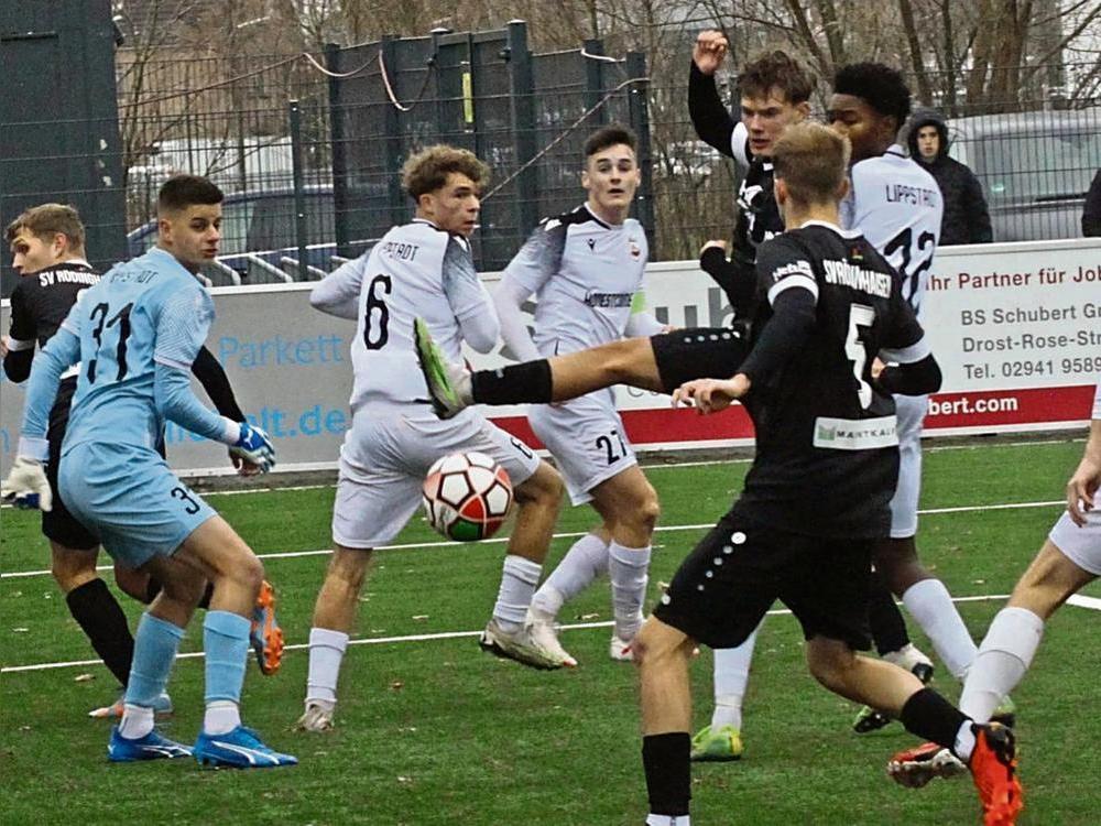 Die erfolgsverwöhnten A-Junioren des SV Lippstadt (in Weiß) kassierten im Westfalenpokal ihre erste Pflichtspiel-Niederlage seit knapp einem halben Jahr. Mit 0:1 unterlag der Westfalenliga-Tabellenführer den Gästen aus Rödinghausen. Das entscheidende Tor fiel in der 72. Minute. Foto: Dannhausen