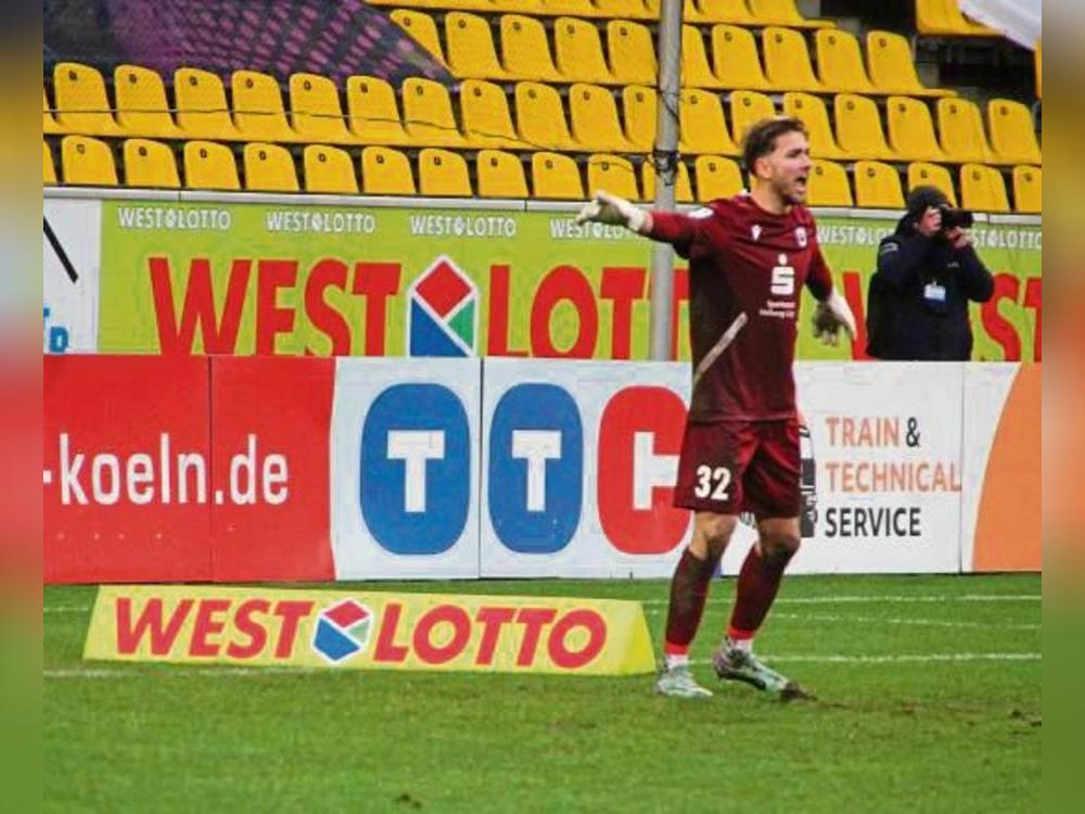 Ein Werbebanner, der sich durch den Sturm am Tivoli verselbstständigte und im Lippstädter Fünfmeter-Raum landete: SV-Keeper Westphal (im Bild) monierte dies lautstark, wie man sieht, fand aber kein Gehör. So musste schließlich ein Balljunge (noch nicht im Bild) zur Tat schreiten. Foto: Heinke