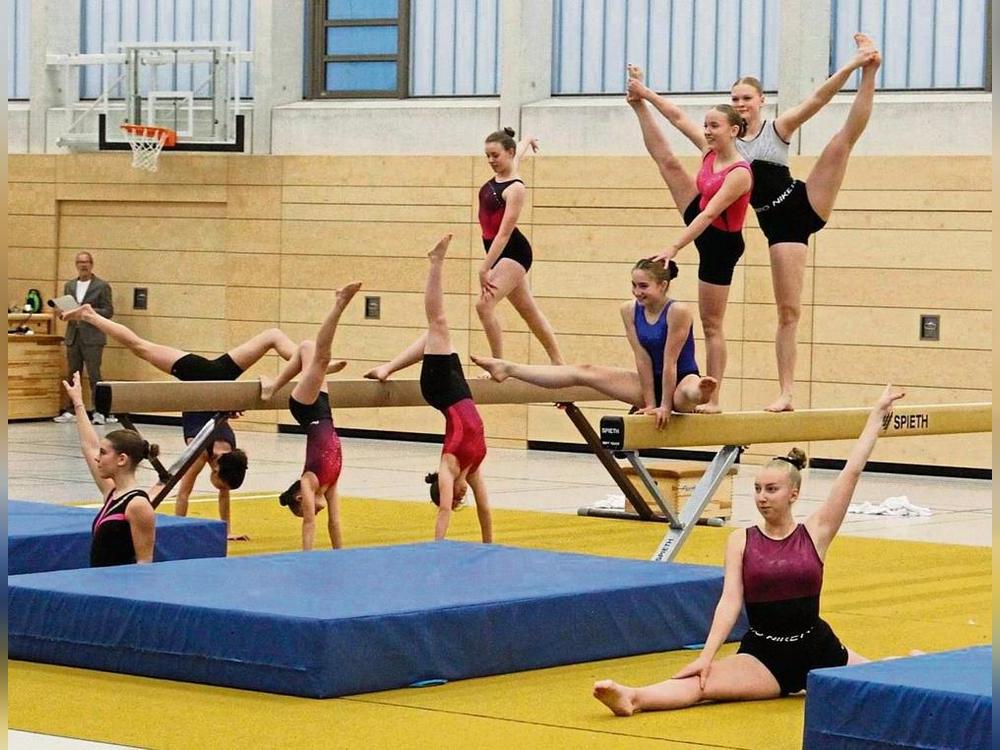 Ballett auf dem Schwebebalken zu den Klängen von Schwanensee präsentierten die TVL-Kunstturnerinnen und sorgten damit für einen von vielen Gänsehautmomenten beim traditionellen Schauturnen des TV Lipperode.