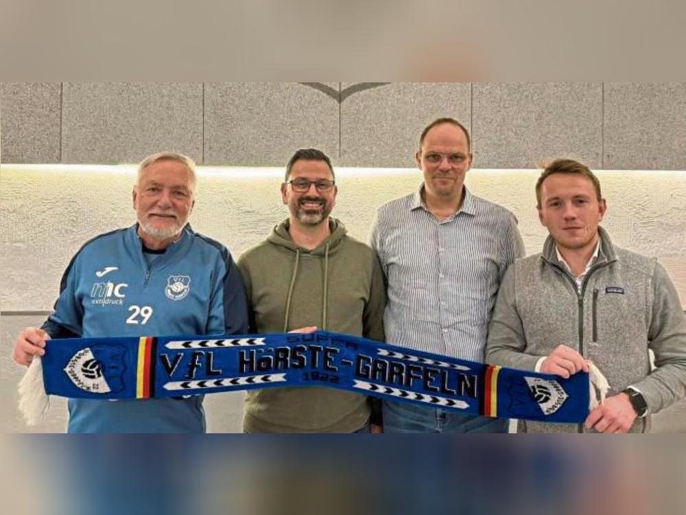Markus Sträter (2.v.r.), Fußballchef beim VfL Hörste-Garfeln, verlängerte jüngst die Verträge von Cheftrainer Andrea Miceli (2.v.l.), Co-Trainer Dustin Gräwe (r.) sowie Torwarttrainer Horst Diekmann (l.).