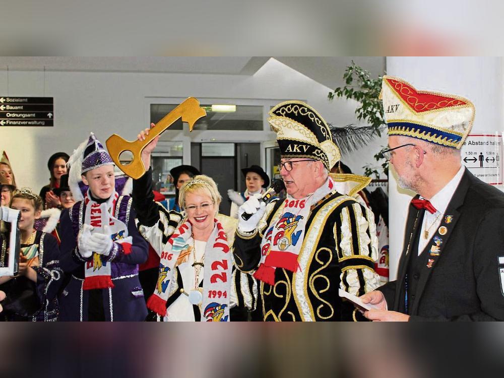 Prinzessin Swetlana I. und ihr Prinz Thomas I. sind nach der Schlüsselübergabe Herrscher über das Rathaus. Fotos: Mintert