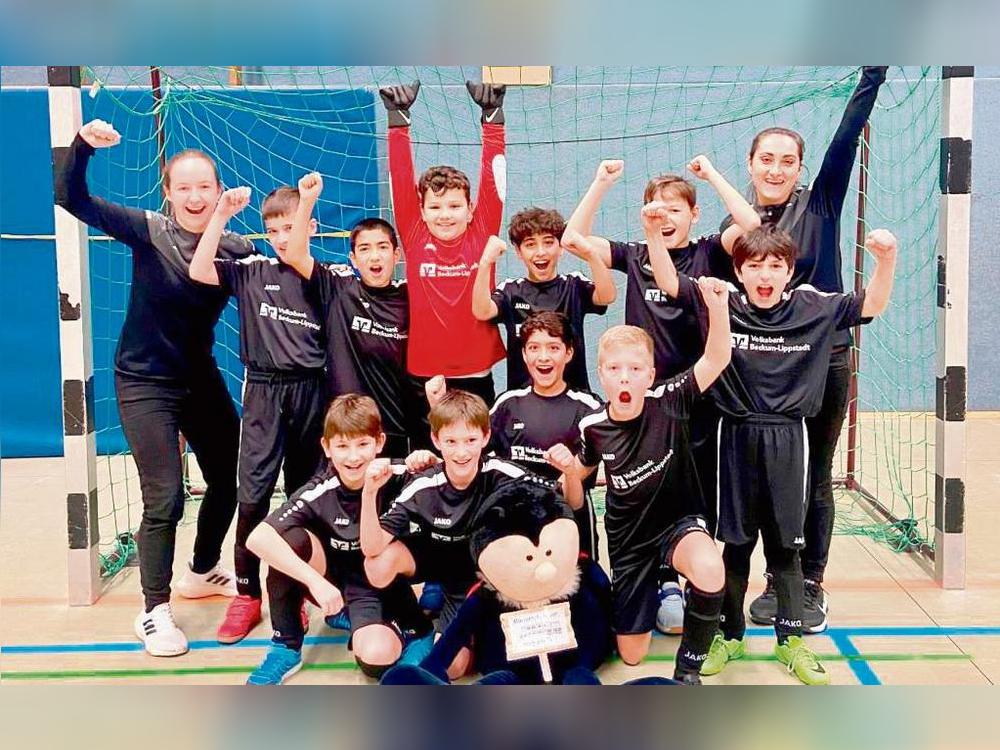 Geschafft! Riesig freuten sich die jungen Fußballfreunde der Grundschule St. Marien aus Geseke über den Einzug in die Zwischenrunde der Kreismeisterschaften.