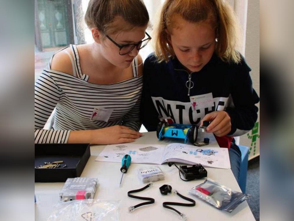 Girl’ Dax in der Digitalwerkstatt: Roboter bauen und programmieren ist auch Mädchensache. Archivfoto: Deimel