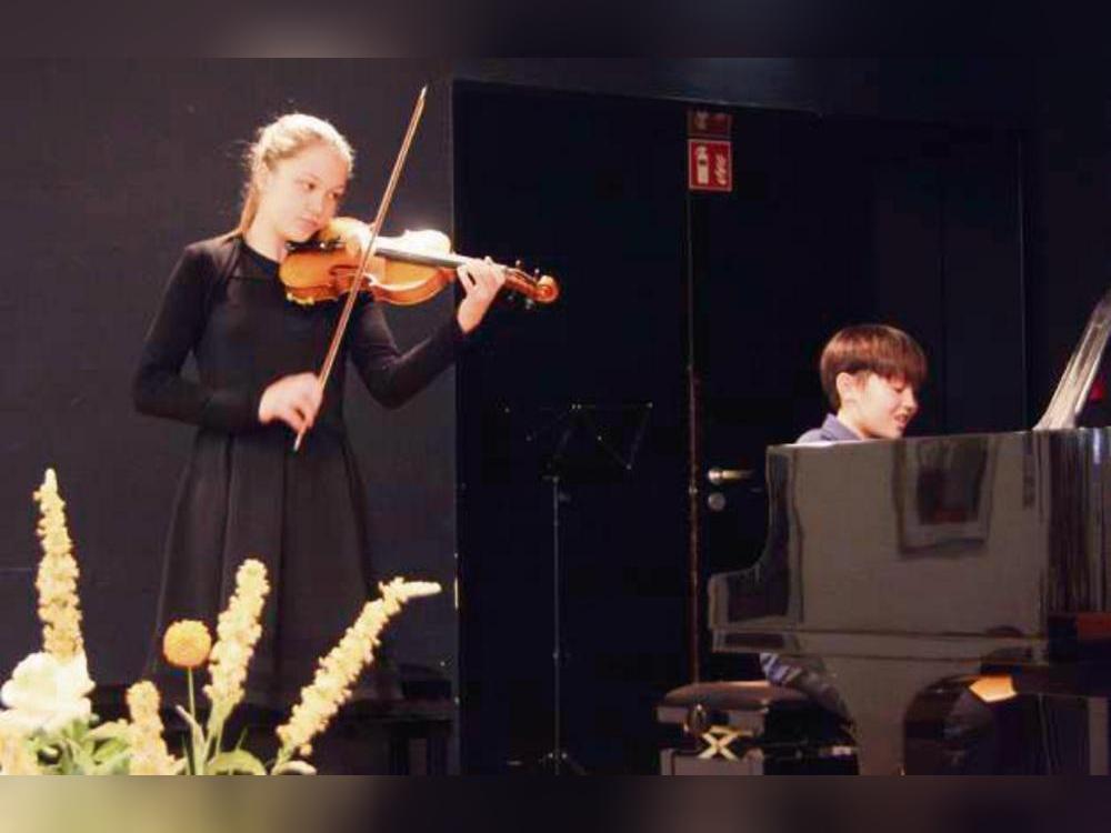 Miriam Preuschoff (Violine) und Tim Eichhorn Klavier) rahmten mit ihren Beiträgen das Konzert im Globe. Fotos: Wissing