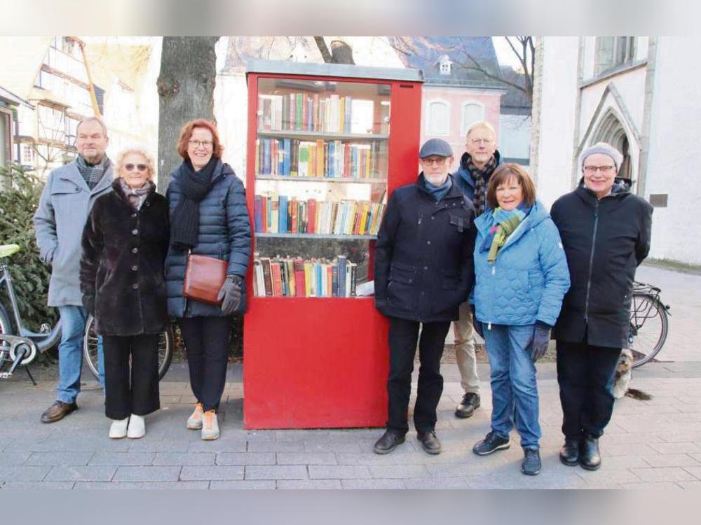 Das offene Bücherregal an der Lippstädter Jakobikirche ist bei Bürgern und den sechs ehrenamtlichen Betreuern sehr beliebt. Frank Osinski (3.v.r.) freut das. Foto: Meschede