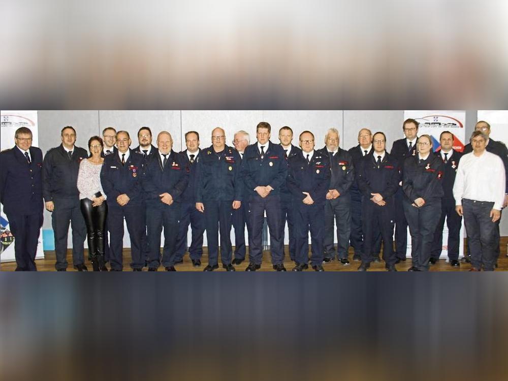 Bei der Jahresdienstbesprechung der Geseker Feuerwehr sind zahlreiche Feuerwehrleute befördert und für ihr langjähriges Engagement ausgezeichnet worden. Foto: Reinke