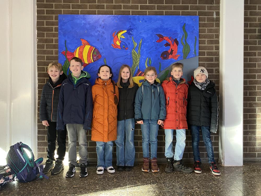 Die Schulfreunde Anton D., Leo, Sophia, Laura, Sabrina, Jonathan und Ben nahmen mit viel Spaß an der Mathe-Olympiade teil. Auf dem Bild fehlen Anton S., Levi und Nikita. Foto: Martinschule Cappel