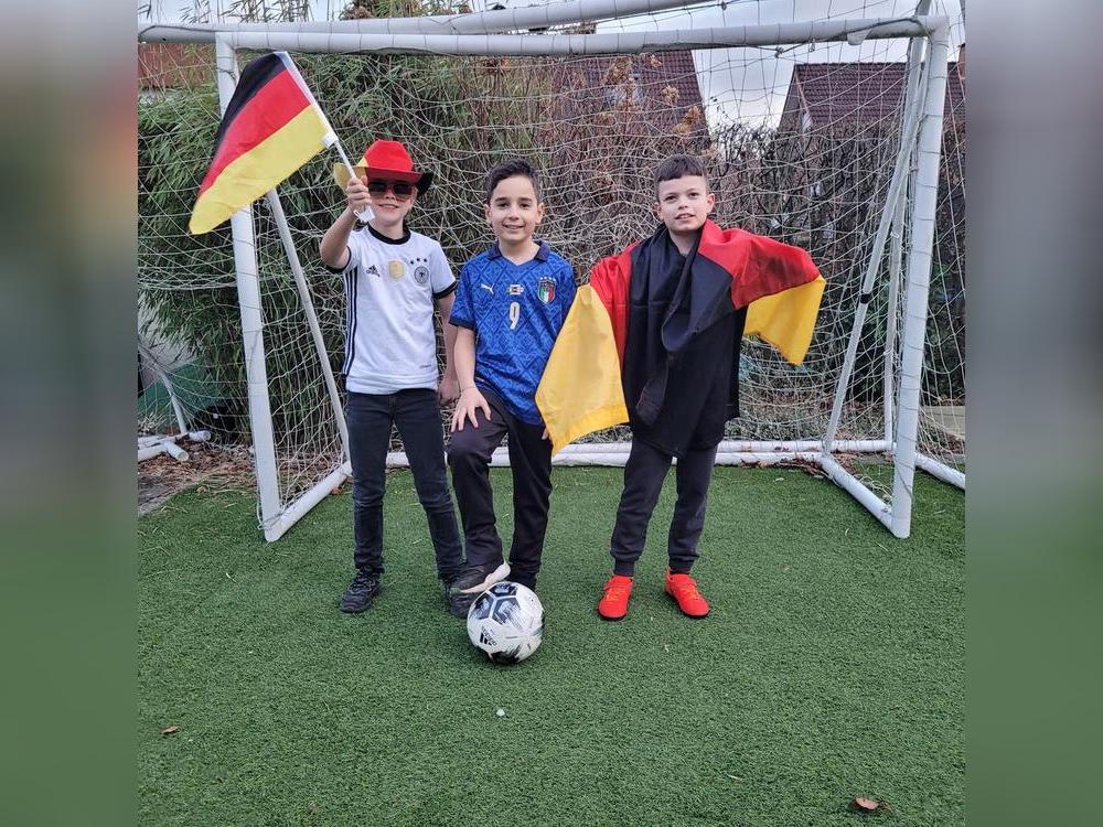 Anton, Nikita und Gabriel sind beste Freunde und spielen gemeinsam Fußball. Foto: Martinschule Cappel