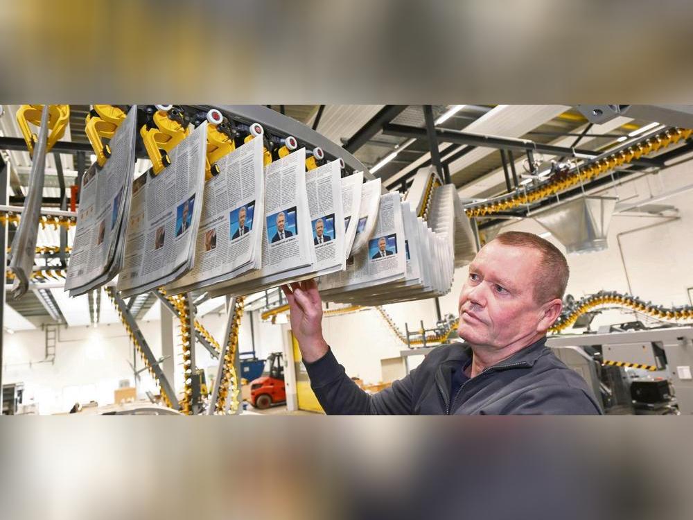 Das Förderband läuft bereits: Versandleiter Ulrich Kolkmann steht an der Versandmaschine, mit der die fertigen Zeitungen transportiert werden. Fotos: Rother