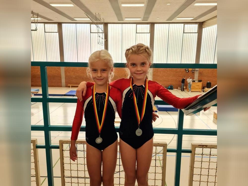 Mila und Kate haben auch schon Medaillen bei Turnwettkämpfen gewonnen. Foto: Schneider/Becker