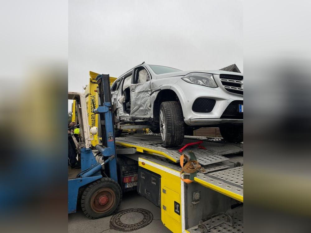 Der völlig demolierte Mercedes. Foto: Aslam