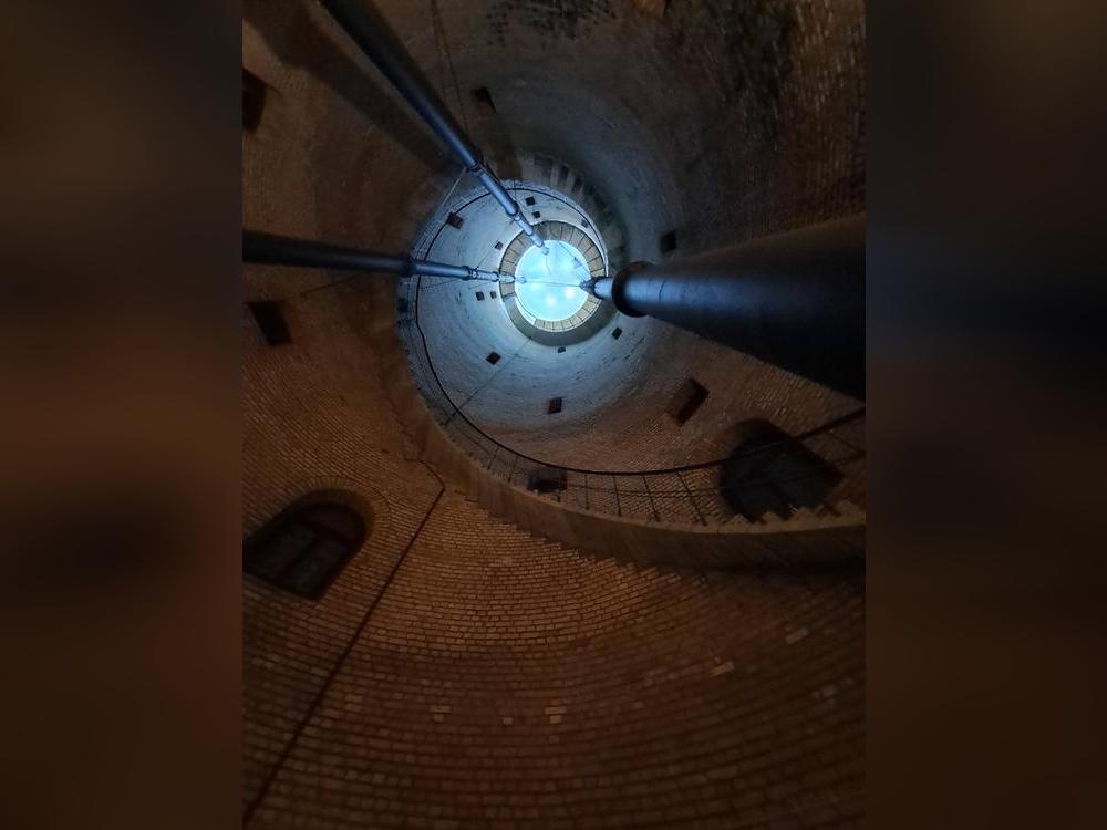 Blick von unten auf den beleuchteten Wasserbehälter im Turminnern. Foto: Petra Kohlenberg