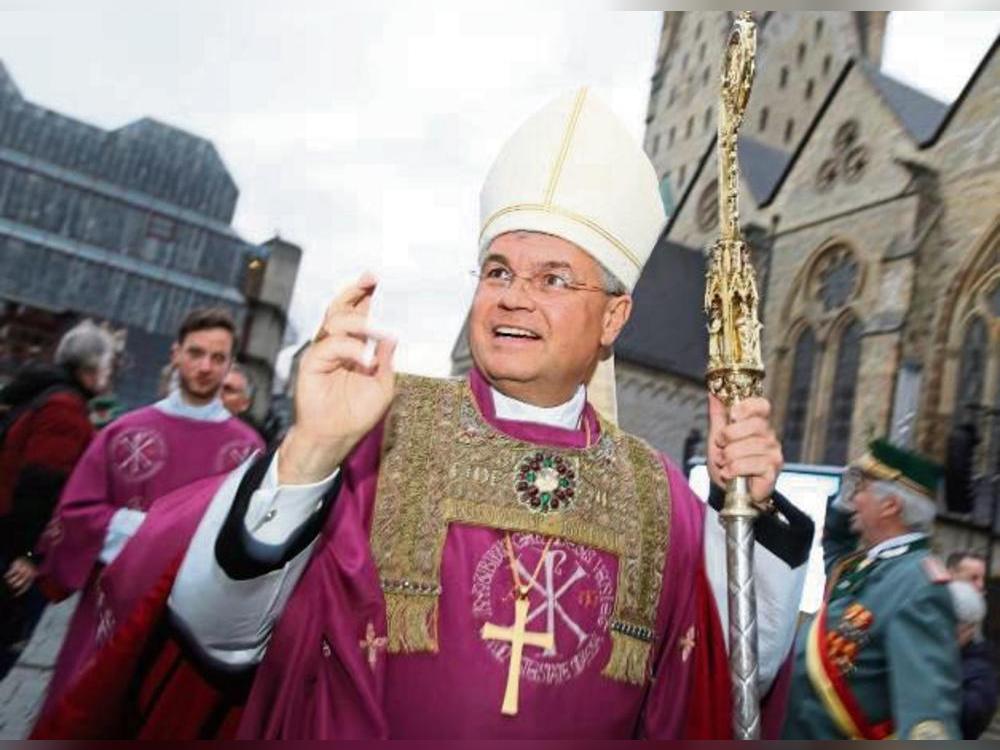 Nach der Festmesse begrüßte der neue Erzbischof die Gläubigen auf dem Domplatz. Foto: Laame