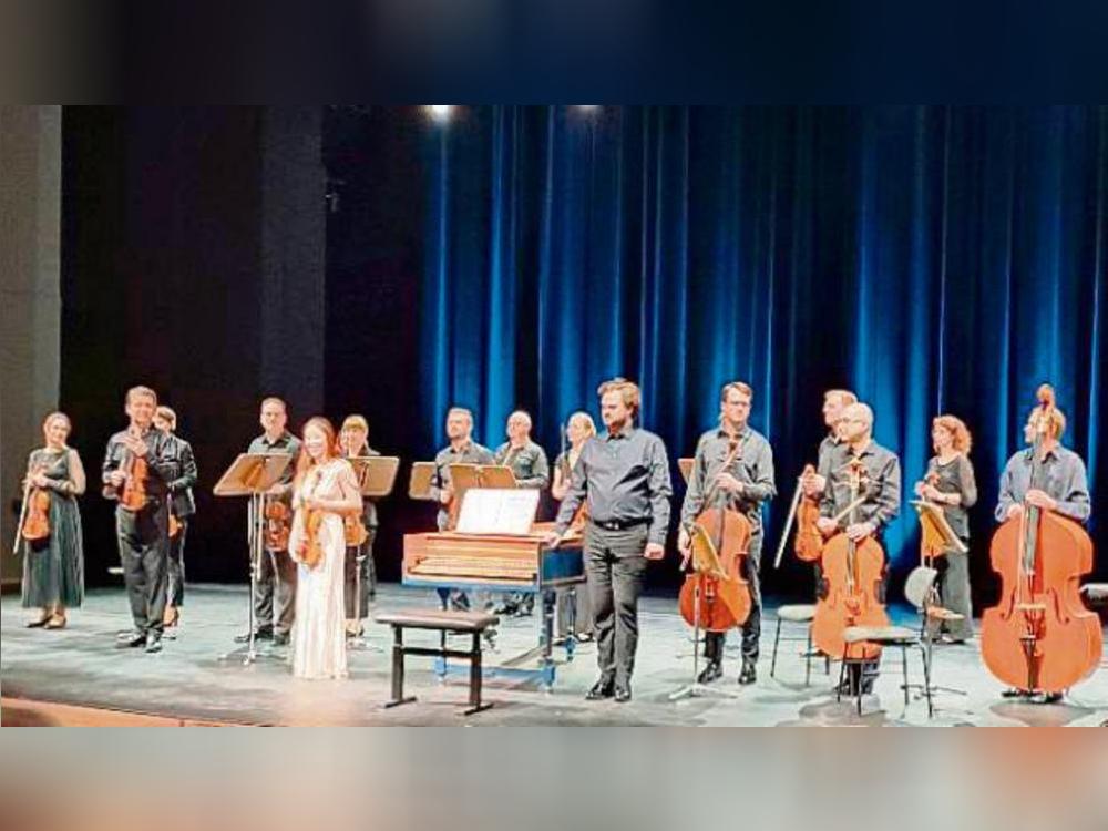 Die Geigerin Elly Suh und das Janácek Chamber Orchestra bei ihrem Konzert im Lippstädter Stadttheater. Foto: Boronowsky