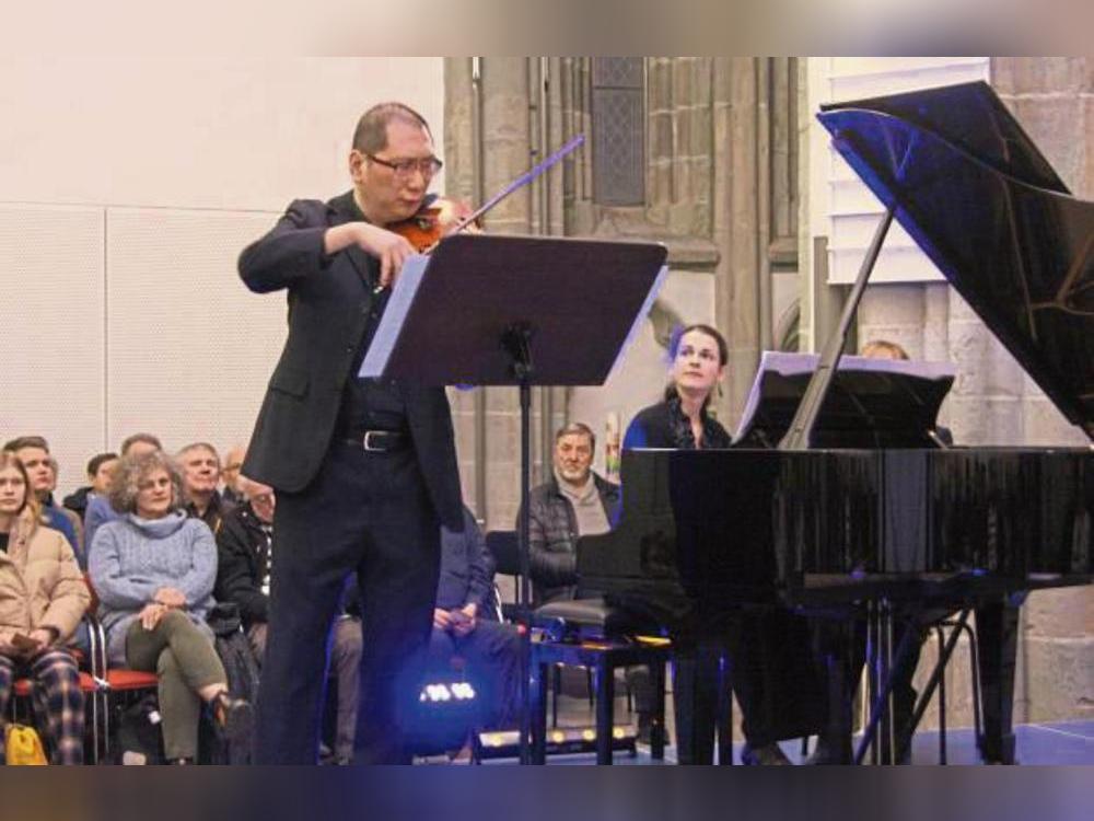 Maxia Wang und Tamara Kornemann interpretierten die Fantasia für Viola und Klavier von Johann Nepomuk Hummel.