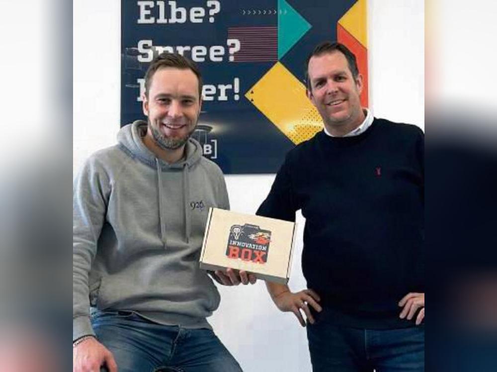 Die Innovation-Box soll Unternehmen helfen, aus Ideen reale Produkte zu entwickeln: Für das Heder-Lab präsentieren Felix Jancker (l.) und Christian Enders diese Idee am Freitag in Berlin.