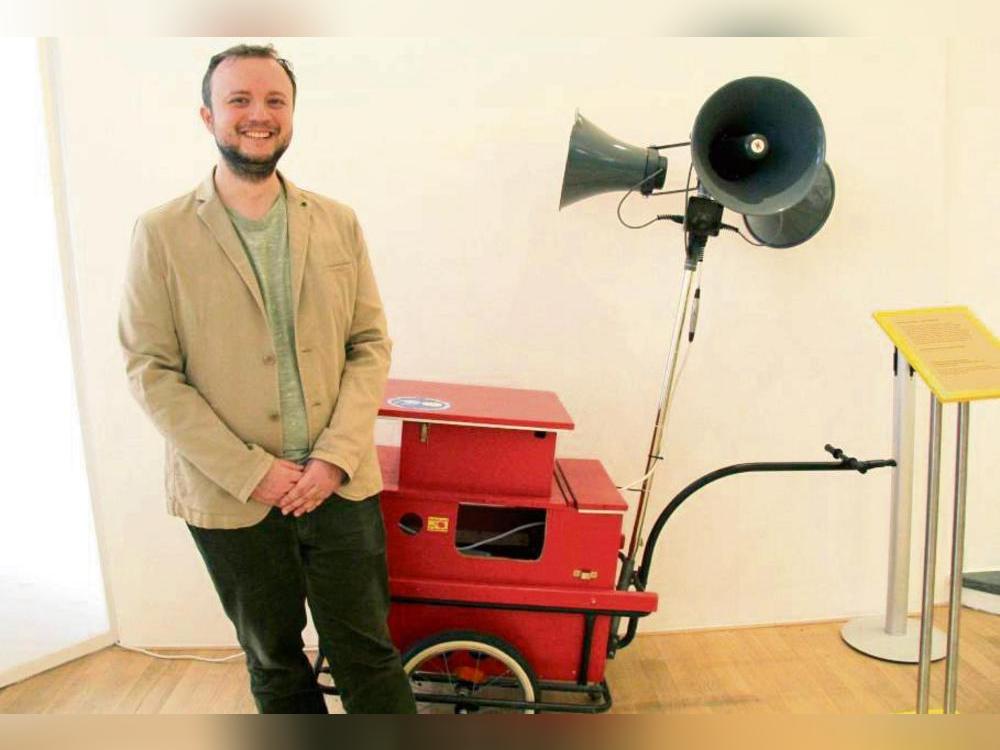 Tim Kornalewski vom LWL-Museumsamt in Münster neben einem Demo-Lautsprecherwagen der Anti-AKW-Bewegung. Fotos: Balzer