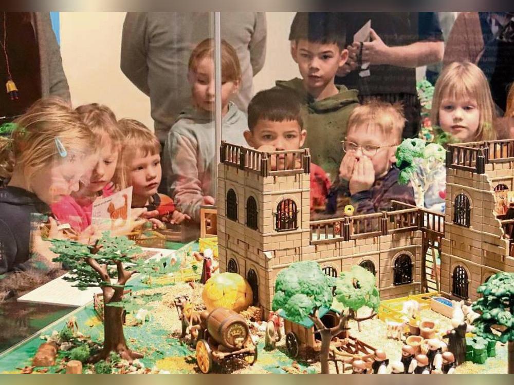 Staunen können kleine und große Besucher über die Playmobil-Welten im Museum Abtei Liesborn, die Geschichten aus der Vergangenheit erzählen. Fotos: Bertermann