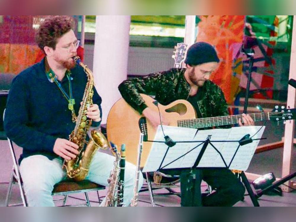 Otto Hirte (Saxofon) und Leon Albert (Gitarre) spielten auf Einladung des Jazzclubs im Kunstverein. Foto: Gröbing