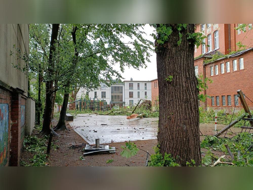 Verheerend sah es nach dem Tornado auch auf dem Schulgelände aus. Fotos: Friedrichschule