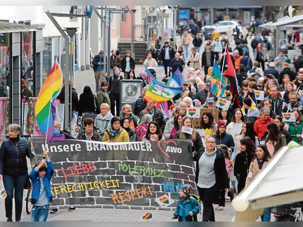 Gut 100 Teilnehmer sind am Donnerstagnachmittag vom Bernhardbrunnen aus Richtung Rathaus durch die Lange Straße gezogen und haben dabei ein buntes Zeichen für Vielfalt und Toleranz gesetzt. Fotos: Niggenaber
