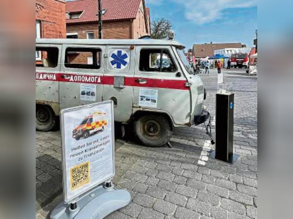 Der beschossene ukrainische Rettungswagen kann auf dem Wochenmarkt in Rietberg angesehen werden.