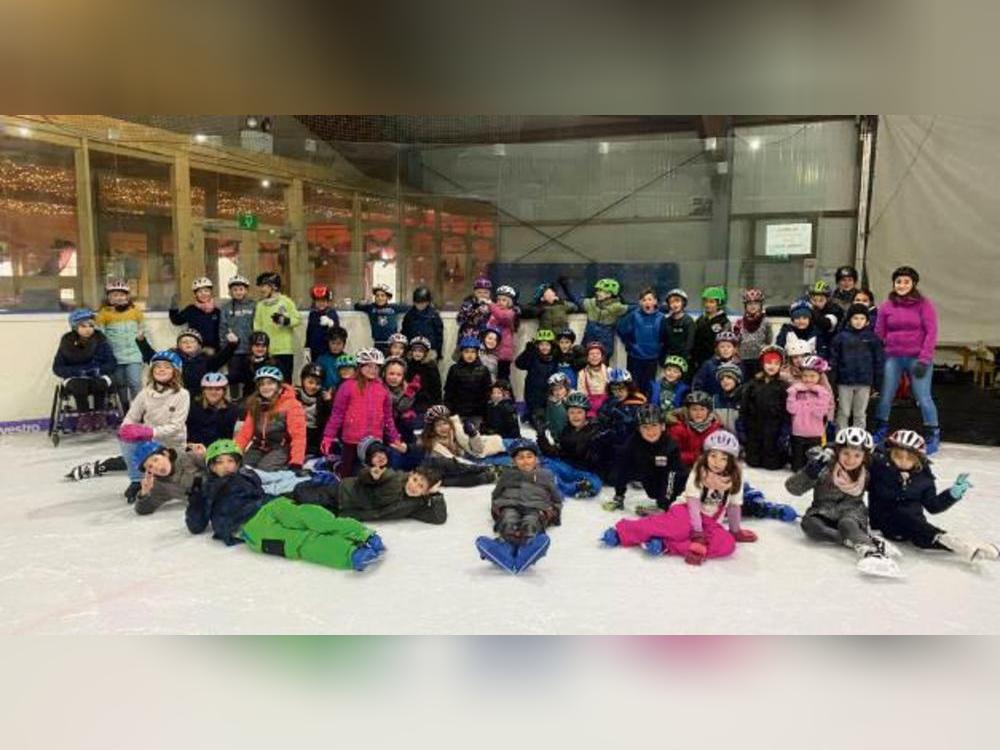 Die Kinder im Eisschuppen. Foto: Schule St. Marien