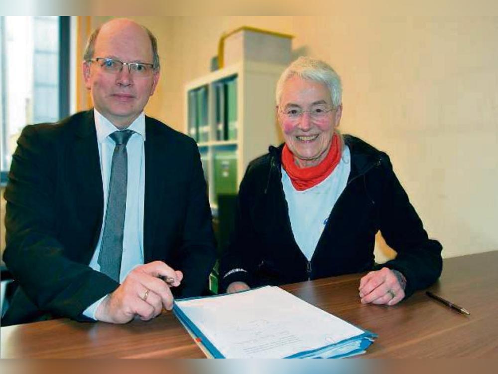 Der Erste Beigeordnete Stephan Tydecks unterschreibt den Schenkungsvertrag für die Werke von Diether Pelz und Friedrich Höings in Anwesenheit von Eva Maria Rellecke.