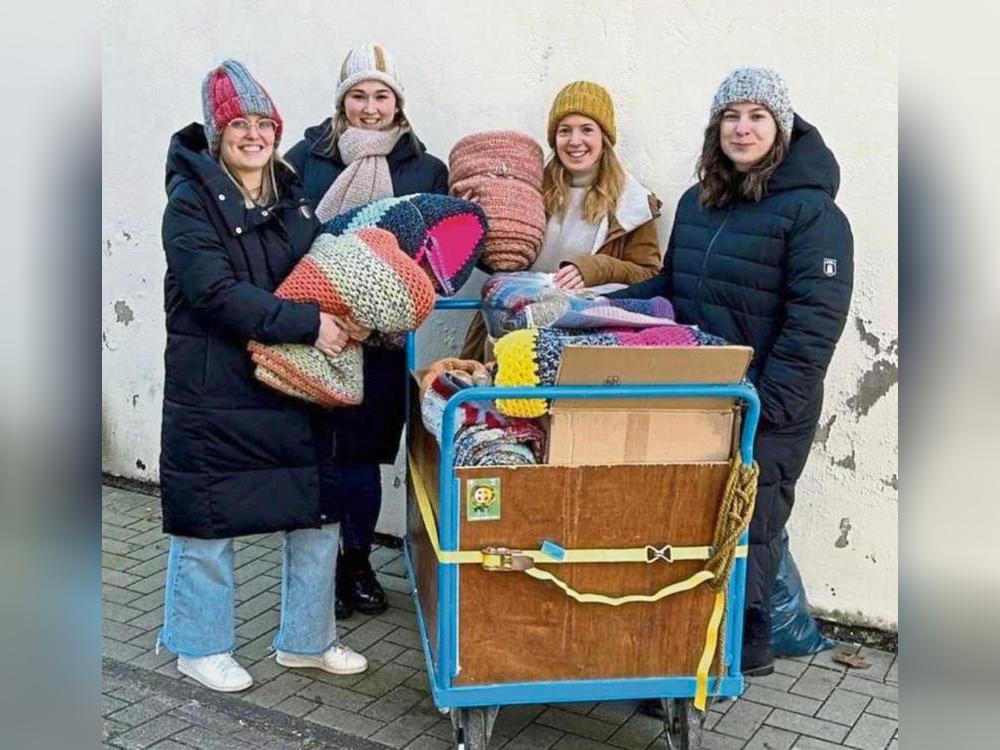 Engagierte der Youngcaritas verteilen Decken, Socken, Schals und Mützen an Bedürftige, v.l.: Ellen Fries, Jana Timmerberg, Linda Heinemann und Angelika Peplinski.