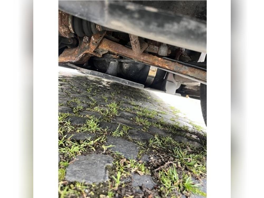 Das hätte ins Auge gehen können: Rostfraß am Fahrwerk eines BMW aus Bayern. Foto: Polizei