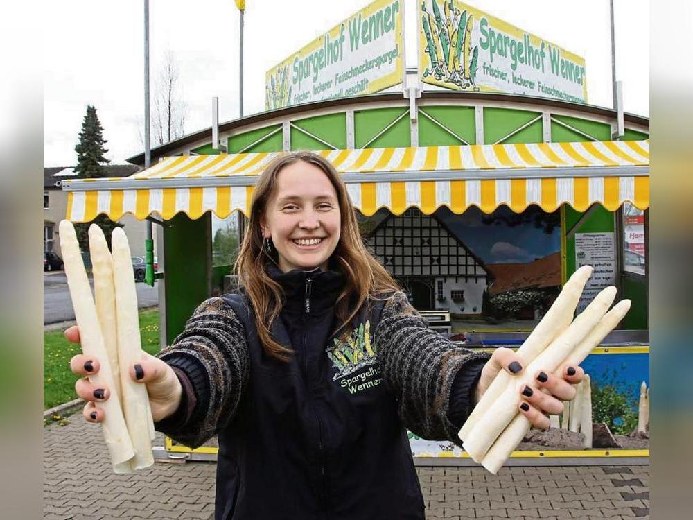 Auch Verkäuferin Sophie Klare vom Spargelhof Wenner freut sich über den Start der Spargelsaison. Seit Ostern ist das beliebte Gemüse wieder zu haben. Foto: Puls