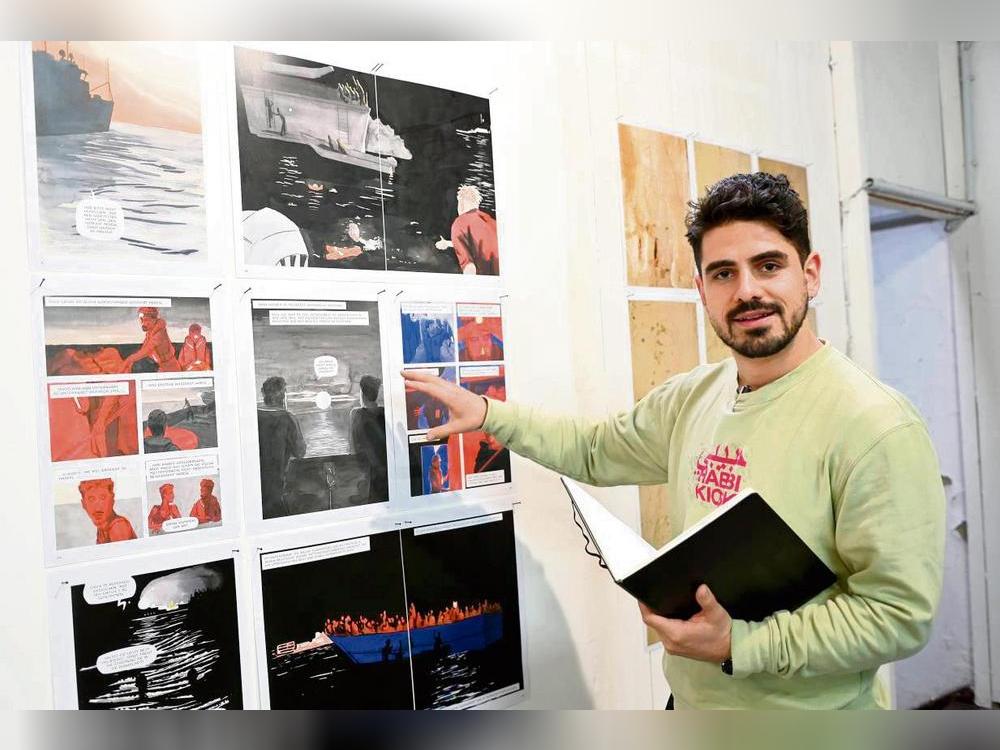 Adrian Pourviseh vor Seiten seiner Graphic Novel „Das Schimmern der See“, die seine Erlebnisse auf dem Seenotrettungsschiff Sea Watch 3 schildert. Fotos: Tuschen