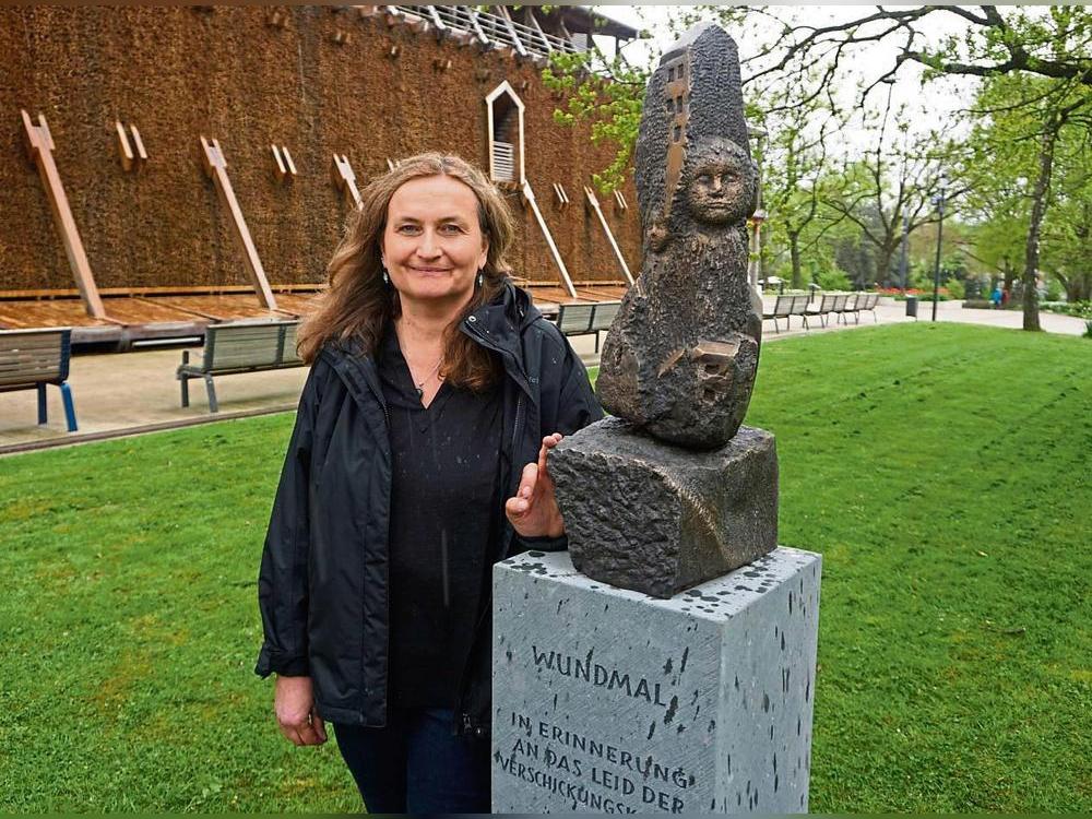 In Erinnerung an das Leid der Verschickungskinder: Künstlerin Heike Fischer-Nagel und ihre Bronze „Wundmal“.