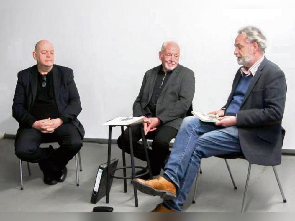 Hans Christoph Fennenkötter (M.) im Gespräch mit Dirk Raulf (l.) und Professor Jürgen Overhoff. Foto: Wissing
