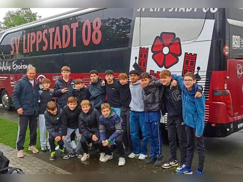 Mit dem Mannschaftsbus des SV Lippstadt machte sich das Team des Evangelischen Gymnasiums Lippstadt auf den Weg nach Hamm. Am Ende eines sehr verregneten Tages stand die Qualifikation für die Hauptrunde der Bezirksmeisterschaften.