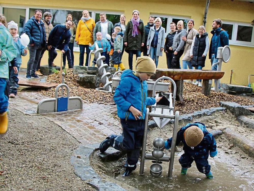 Matschhose an und los geht’s: Der neue Spielplatz am Kindergarten ist fertig. Foto: Löseke