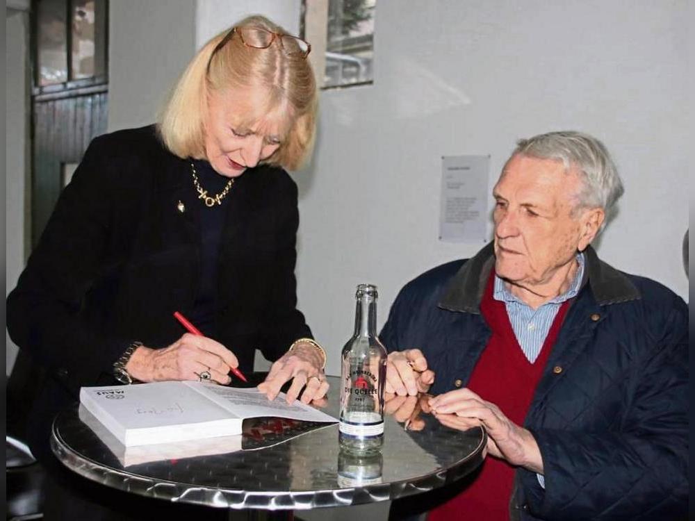 Nach dem Werkstatt-Gespräch über Art Spiegelman’s Comic „Maus“ signierten die Übersetzer Christine Brinck und Josef Joffe noch fleißig Bücher. Foto: Meschede