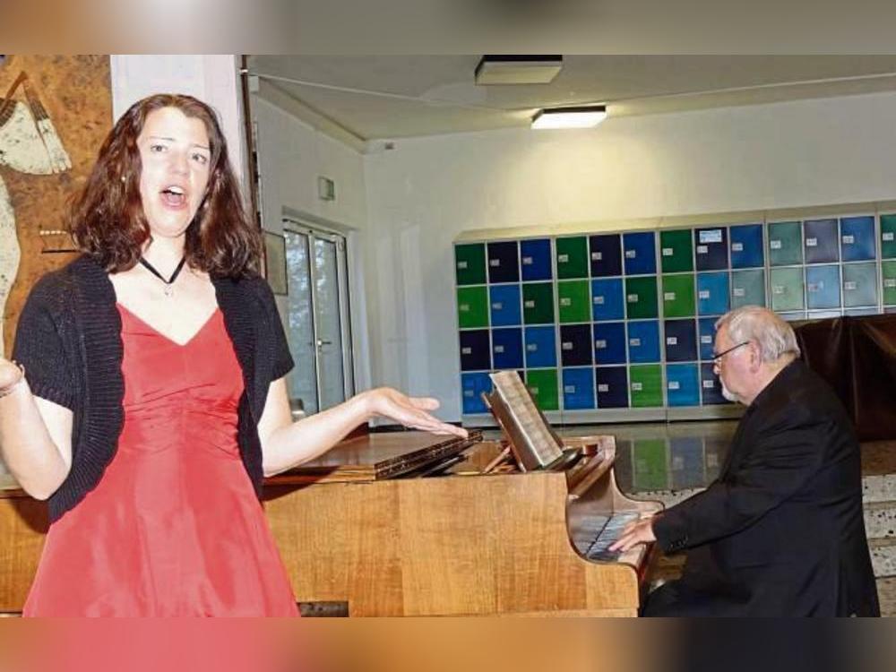 Für ihre empathische Interpretation der Werke von Robert Schumann und Johannes Brahms bekamen Sopranistin Melanie Sander und Pianist Rainer Abraham viel Applaus vom Publikum. Foto: Kloer