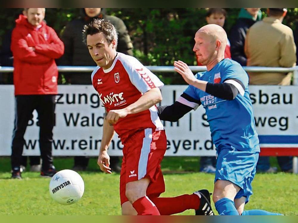 Keine Punkte zur Sportheim-Einweihung: Der SV Bad Waldliesborn (in Rot) unterlag der Lipperoder Reserve nach einem peinlichen Auftritt (O-Ton Knepper) mit 2:3. Foto: Feichtinger