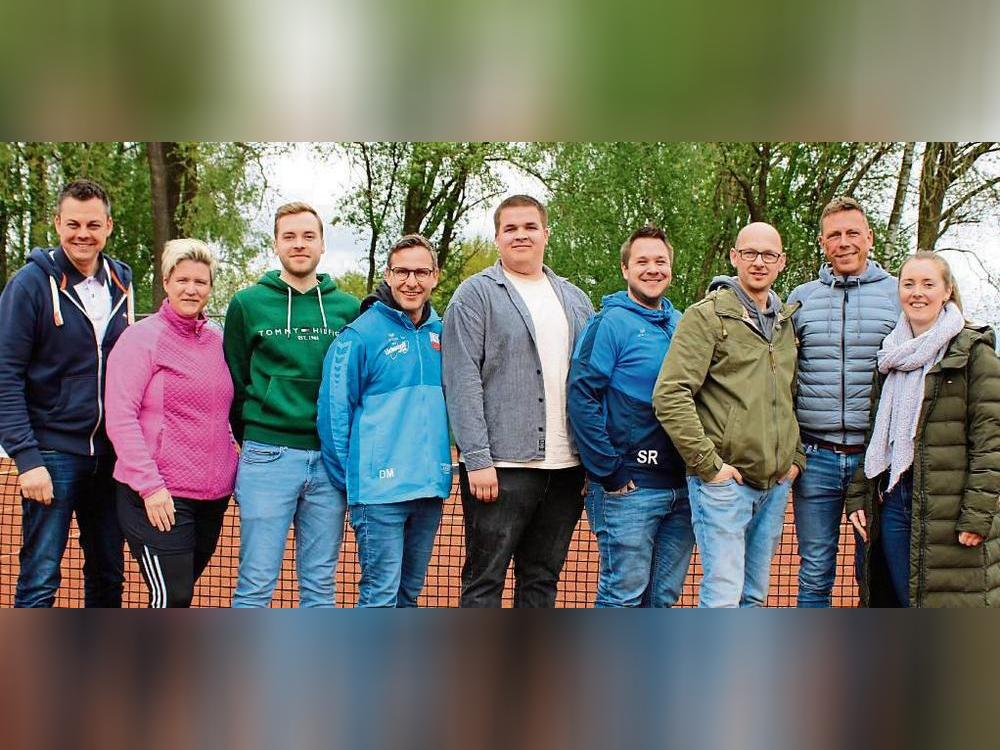 Nicht nur der Vorstand der Tennisabteilung des TuS Lipperode freut sich auf die bevorstehende Sommersaison mit neun Teams vom Birkenbruch.