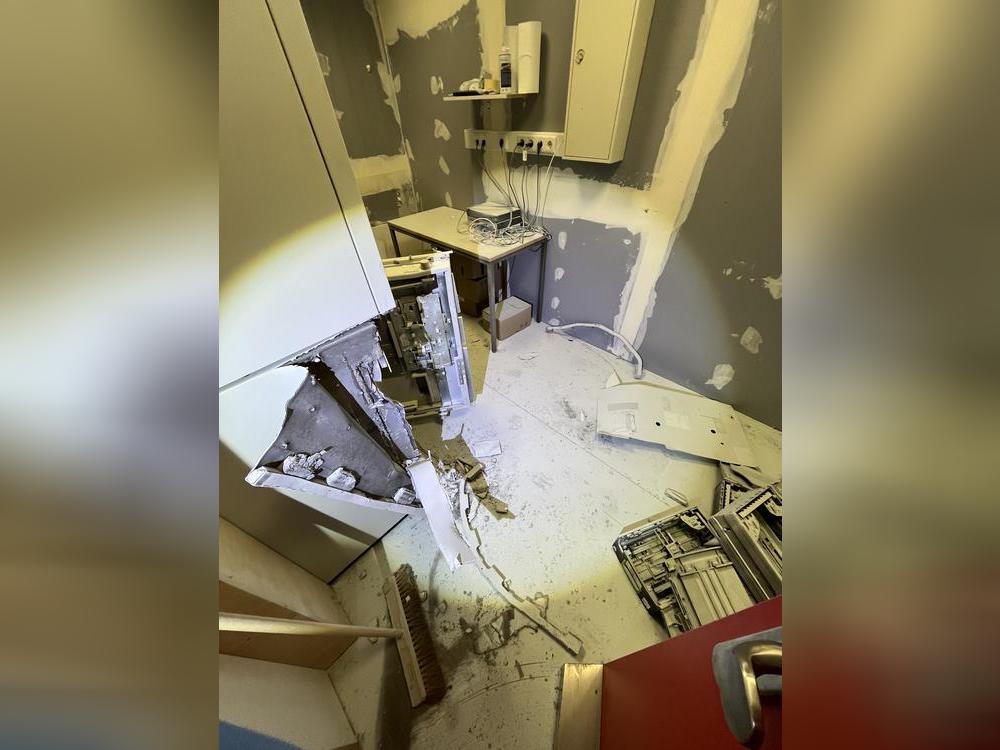 Im Hinterzimmer brachen unbekannte zwei Geldautomaten auf und erbeuteten eine sechsstellige Summe. Foto: Polizei