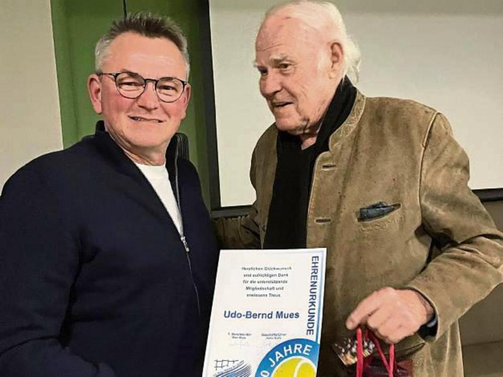 Ein nicht alltägliches Jubiläum: Der 1. Vorsitzende des TC BW Anröchte, Marc Mues (l.), gratuliert seinem Vater Udo-Bernd Mues zum 70-jährigen Vereinsjubiläum.