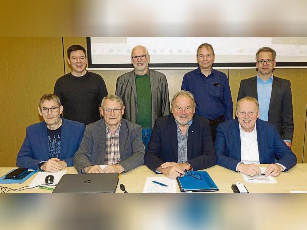 Vorstand und Aufsichtsrat sind mit den Zahlen der Rüthener Bürgerenergie Genossenschaft zufrieden. Foto: Kloer