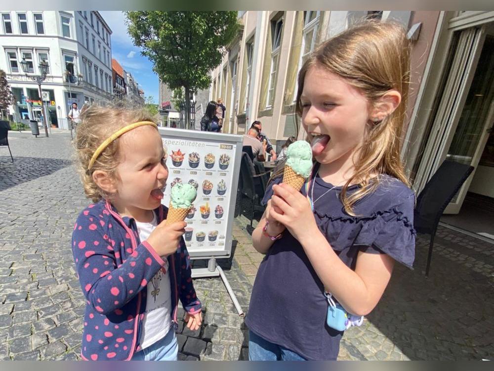Eis-Zeit in Lippstadt: Die Schwestern Thea und Romy lieben Minze-Eis. Fotos: Vielberg