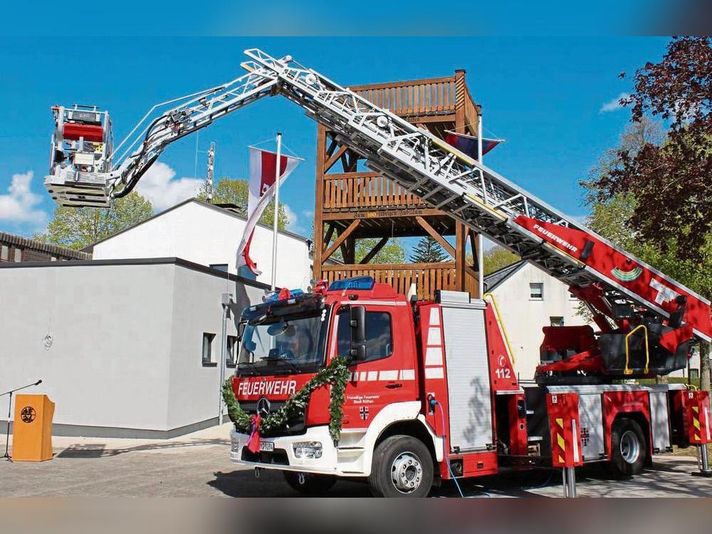 Ein frisch renoviertes Gebäude und ein schickes neues Fahrzeug: Die Feuerwehr Rüthen hatte viel zu feiern. Fotos: Biermann