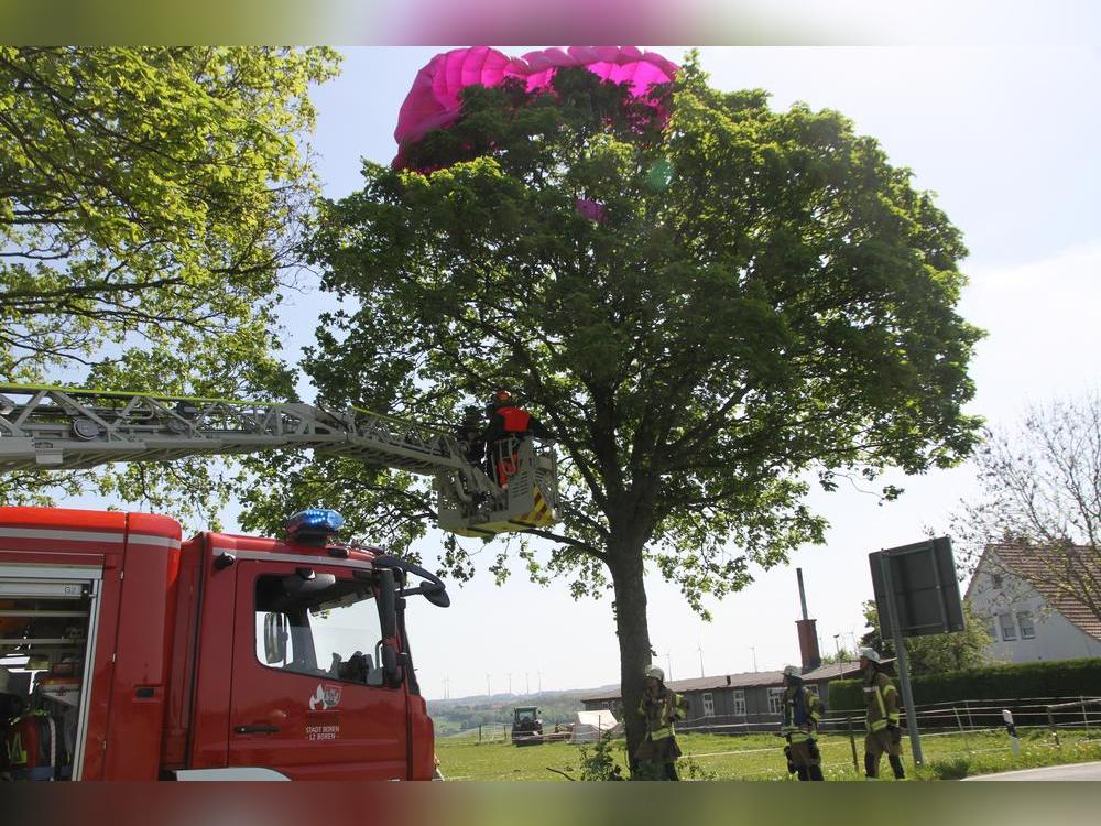 Ein Lippstädter (62) musste nach seinem allerersten Fallschirmsprung in Ahden von der Feuerwehr aus einer Baumkrone gerettet werden.