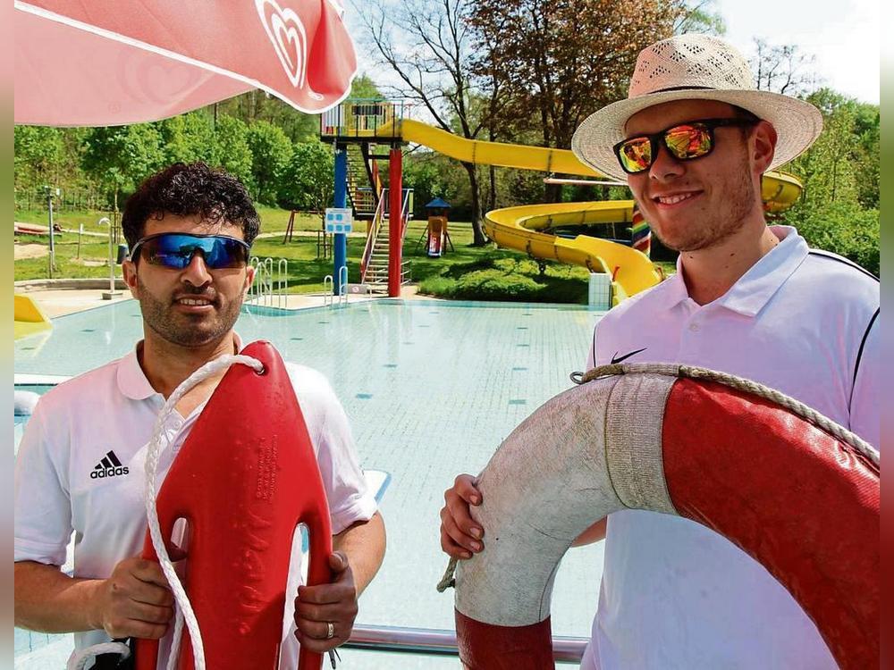 Am 7. Mai geht’s los: Die Biberbad-Schwimmmeister Arno Setahyan (l.) und Max-Gregor Gerhardt freuen sich auf den Sommer im Rüthener Freibad. Fotos: Löseke